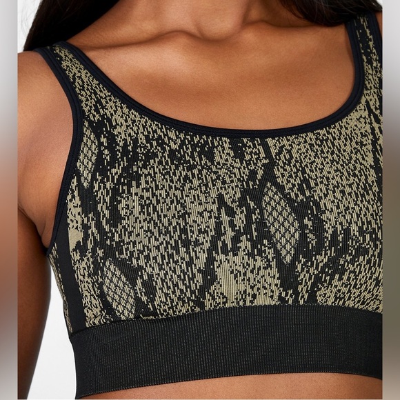 Fabletics Kamila Seamless Bra Green Reptilia Black Sports Bra Small - Picture 2 of 7